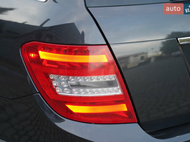 Черный Мерседес Ц-Класс, объемом двигателя 2.2 л и пробегом 357 тыс. км за 11250 $, фото 11 на Automoto.ua