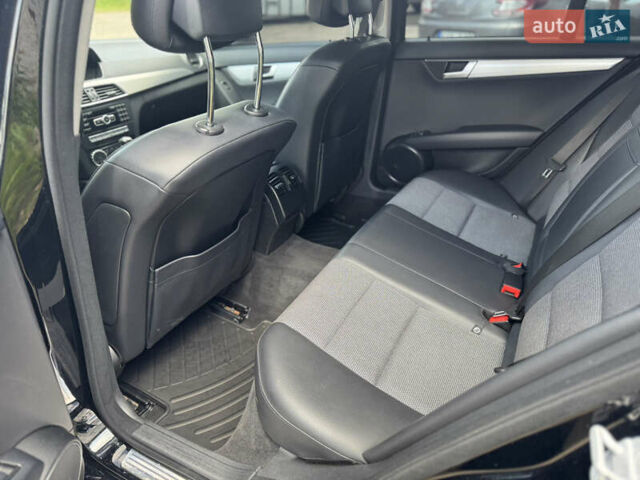 Черный Мерседес Ц-Класс, объемом двигателя 2.2 л и пробегом 289 тыс. км за 9900 $, фото 62 на Automoto.ua