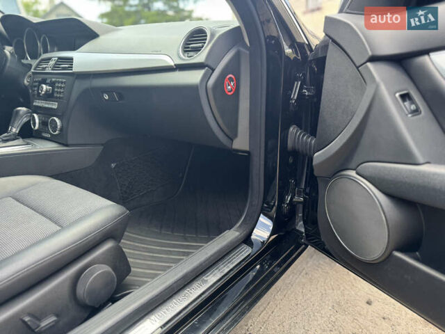 Чорний Мерседес Ц-Клас, об'ємом двигуна 2.2 л та пробігом 289 тис. км за 10950 $, фото 53 на Automoto.ua