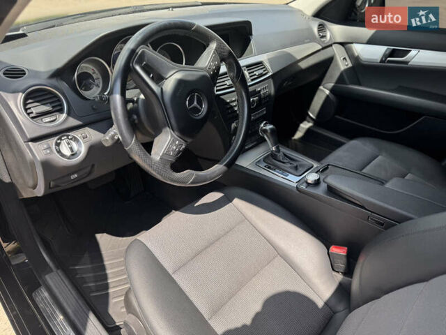 Черный Мерседес Ц-Класс, объемом двигателя 2.2 л и пробегом 289 тыс. км за 9900 $, фото 29 на Automoto.ua