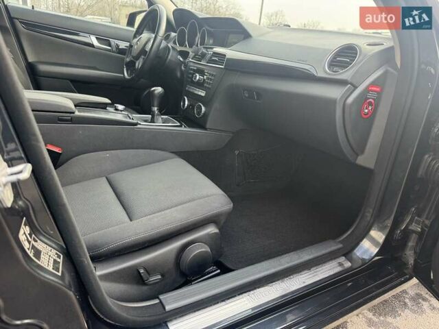 Чорний Мерседес Ц-Клас, об'ємом двигуна 2.14 л та пробігом 295 тис. км за 10700 $, фото 70 на Automoto.ua