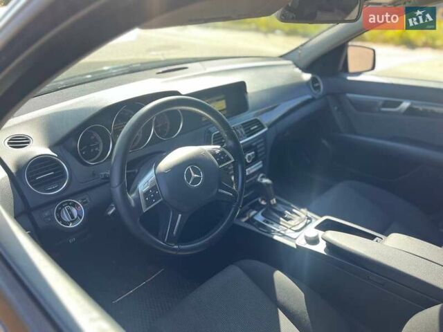 Черный Мерседес Ц-Класс, объемом двигателя 2.1 л и пробегом 357 тыс. км за 9999 $, фото 10 на Automoto.ua