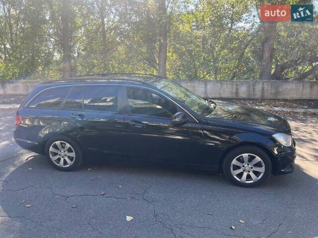 Черный Мерседес Ц-Класс, объемом двигателя 2.1 л и пробегом 357 тыс. км за 9999 $, фото 16 на Automoto.ua