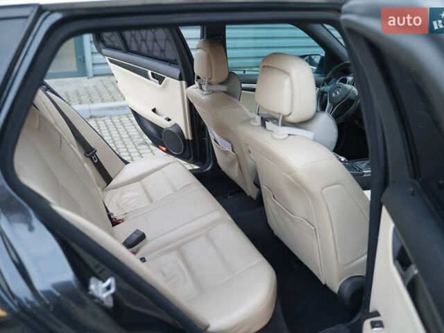 Черный Мерседес Ц-Класс, объемом двигателя 2.2 л и пробегом 357 тыс. км за 11250 $, фото 19 на Automoto.ua