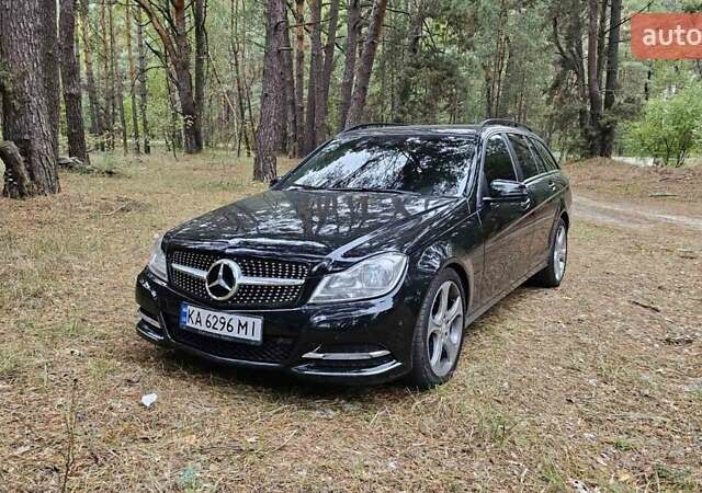 Черный Мерседес Ц-Класс, объемом двигателя 2.14 л и пробегом 260 тыс. км за 13000 $, фото 1 на Automoto.ua