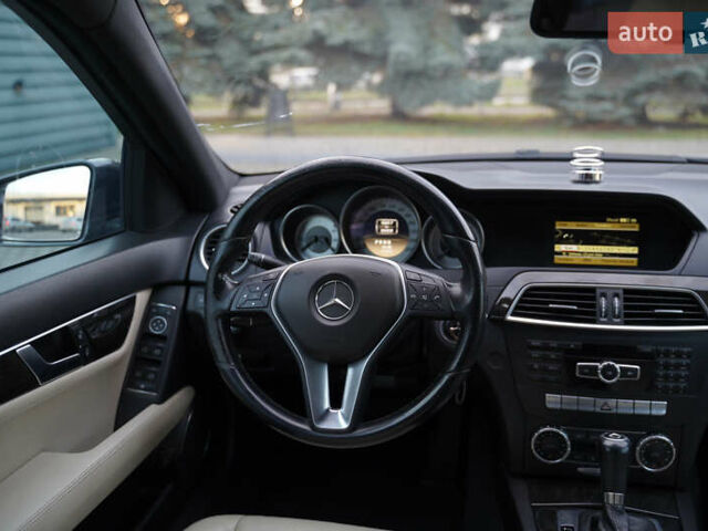 Черный Мерседес Ц-Класс, объемом двигателя 2.2 л и пробегом 357 тыс. км за 11250 $, фото 24 на Automoto.ua