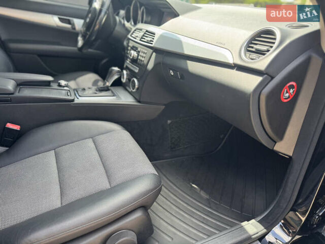 Чорний Мерседес Ц-Клас, об'ємом двигуна 2.2 л та пробігом 289 тис. км за 10950 $, фото 47 на Automoto.ua