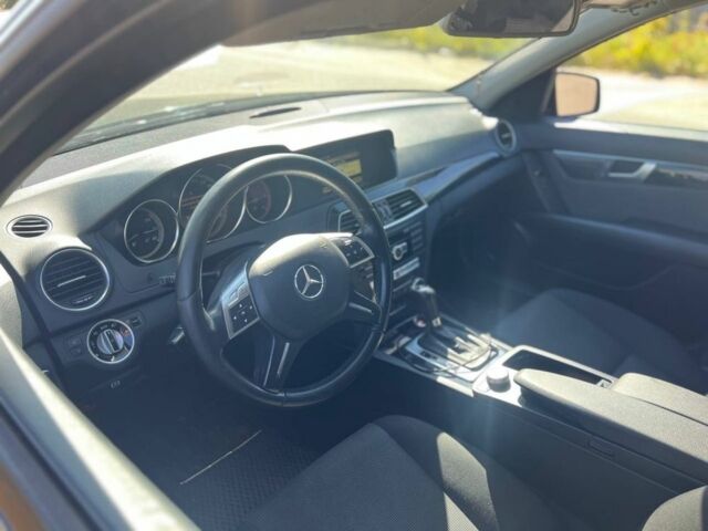 Черный Мерседес Ц-Класс, объемом двигателя 2.1 л и пробегом 450 тыс. км за 10500 $, фото 6 на Automoto.ua