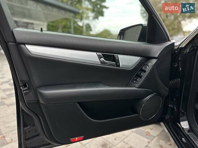 Черный Мерседес Ц-Класс, объемом двигателя 2.2 л и пробегом 245 тыс. км за 10200 $, фото 10 на Automoto.ua