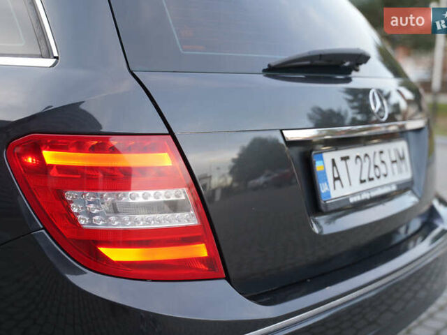 Черный Мерседес Ц-Класс, объемом двигателя 2.2 л и пробегом 357 тыс. км за 11250 $, фото 12 на Automoto.ua
