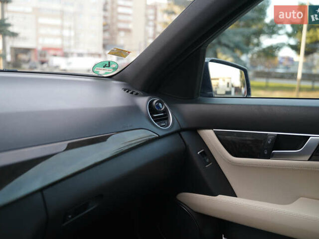 Черный Мерседес Ц-Класс, объемом двигателя 2.2 л и пробегом 357 тыс. км за 11250 $, фото 29 на Automoto.ua