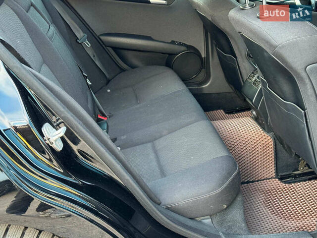 Чорний Мерседес Ц-Клас, об'ємом двигуна 2.2 л та пробігом 240 тис. км за 10000 $, фото 19 на Automoto.ua