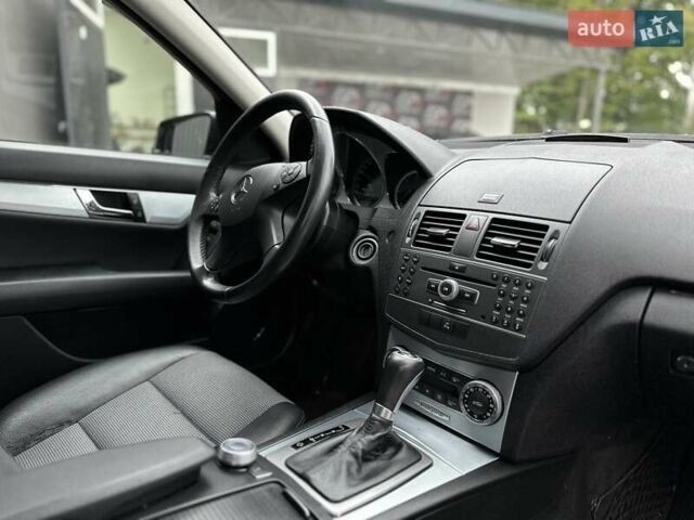 Черный Мерседес Ц-Класс, объемом двигателя 2.2 л и пробегом 245 тыс. км за 10200 $, фото 5 на Automoto.ua