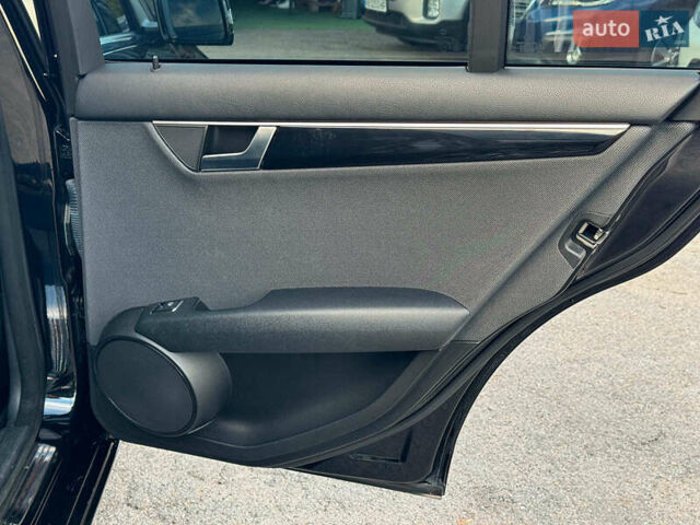 Чорний Мерседес Ц-Клас, об'ємом двигуна 2.2 л та пробігом 240 тис. км за 10000 $, фото 16 на Automoto.ua