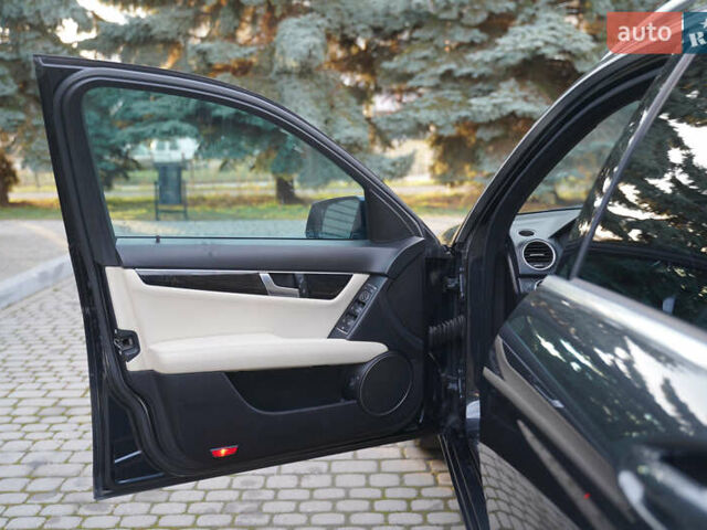 Черный Мерседес Ц-Класс, объемом двигателя 2.2 л и пробегом 357 тыс. км за 11250 $, фото 40 на Automoto.ua