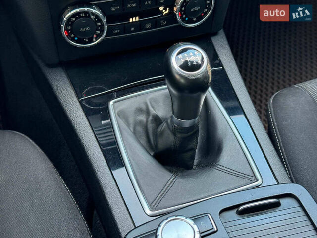 Чорний Мерседес Ц-Клас, об'ємом двигуна 2.2 л та пробігом 240 тис. км за 10000 $, фото 28 на Automoto.ua