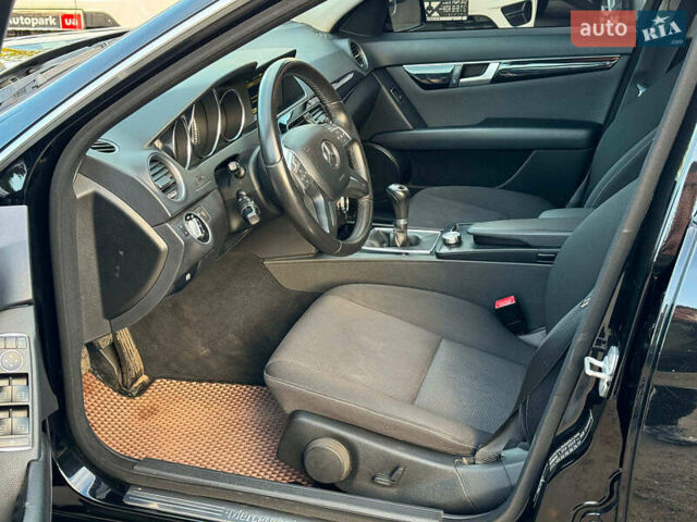 Чорний Мерседес Ц-Клас, об'ємом двигуна 2.2 л та пробігом 240 тис. км за 10000 $, фото 13 на Automoto.ua