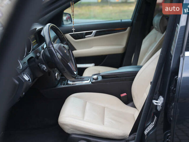 Черный Мерседес Ц-Класс, объемом двигателя 2.2 л и пробегом 357 тыс. км за 11250 $, фото 35 на Automoto.ua