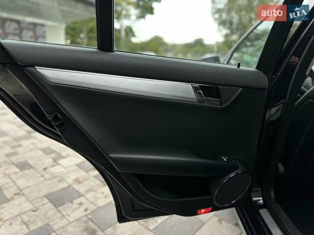 Черный Мерседес Ц-Класс, объемом двигателя 2.2 л и пробегом 245 тыс. км за 10200 $, фото 17 на Automoto.ua