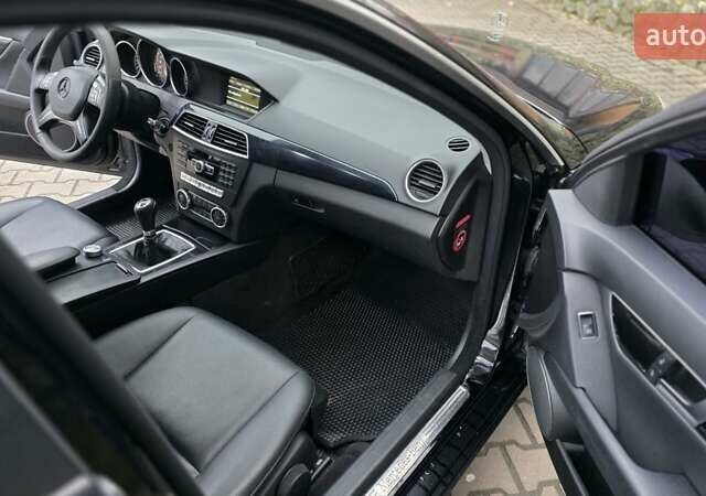 Чорний Мерседес Ц-Клас, об'ємом двигуна 2.14 л та пробігом 260 тис. км за 9700 $, фото 4 на Automoto.ua