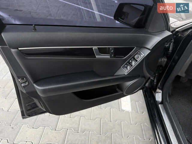 Черный Мерседес Ц-Класс, объемом двигателя 2.15 л и пробегом 261 тыс. км за 9199 $, фото 14 на Automoto.ua