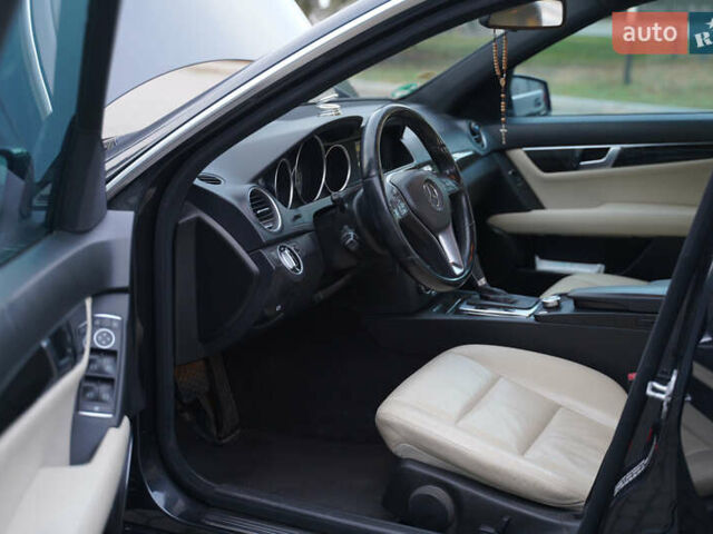 Черный Мерседес Ц-Класс, объемом двигателя 2.2 л и пробегом 357 тыс. км за 11250 $, фото 14 на Automoto.ua