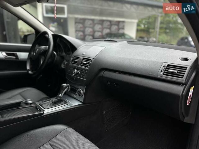 Черный Мерседес Ц-Класс, объемом двигателя 2.2 л и пробегом 245 тыс. км за 10200 $, фото 2 на Automoto.ua