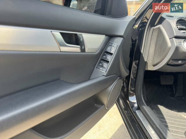 Черный Мерседес Ц-Класс, объемом двигателя 2.2 л и пробегом 289 тыс. км за 9900 $, фото 44 на Automoto.ua