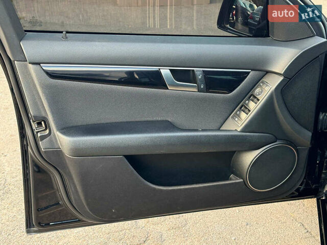 Чорний Мерседес Ц-Клас, об'ємом двигуна 2.2 л та пробігом 240 тис. км за 10000 $, фото 11 на Automoto.ua