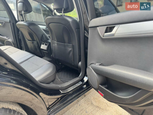 Черный Мерседес Ц-Класс, объемом двигателя 2.2 л и пробегом 289 тыс. км за 9900 $, фото 56 на Automoto.ua