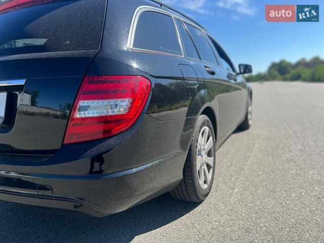 Черный Мерседес Ц-Класс, объемом двигателя 2.1 л и пробегом 357 тыс. км за 9999 $, фото 1 на Automoto.ua