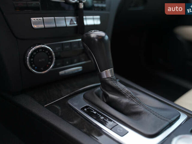 Черный Мерседес Ц-Класс, объемом двигателя 2.2 л и пробегом 357 тыс. км за 11250 $, фото 28 на Automoto.ua