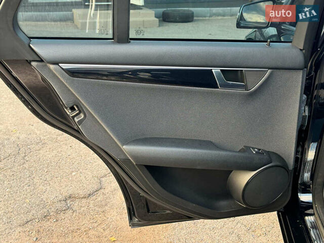 Чорний Мерседес Ц-Клас, об'ємом двигуна 2.2 л та пробігом 240 тис. км за 10000 $, фото 17 на Automoto.ua