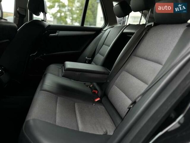 Черный Мерседес Ц-Класс, объемом двигателя 2.2 л и пробегом 245 тыс. км за 10200 $, фото 14 на Automoto.ua