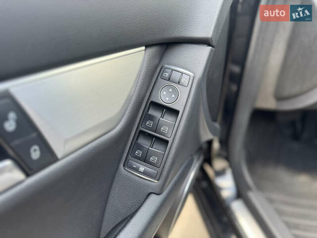 Чорний Мерседес Ц-Клас, об'ємом двигуна 2.2 л та пробігом 289 тис. км за 10950 $, фото 43 на Automoto.ua