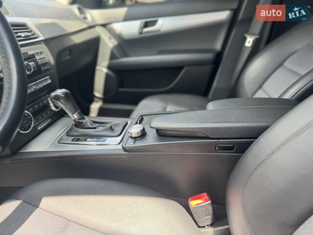 Чорний Мерседес Ц-Клас, об'ємом двигуна 2.2 л та пробігом 289 тис. км за 10950 $, фото 32 на Automoto.ua