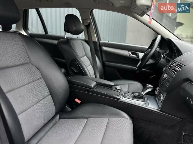 Черный Мерседес Ц-Класс, объемом двигателя 2.2 л и пробегом 245 тыс. км за 10200 $, фото 6 на Automoto.ua