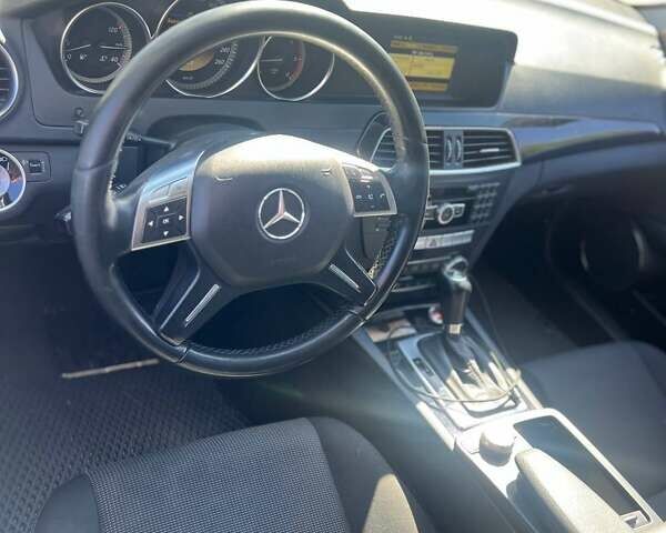 Черный Мерседес Ц-Класс, объемом двигателя 2.1 л и пробегом 357 тыс. км за 9999 $, фото 12 на Automoto.ua