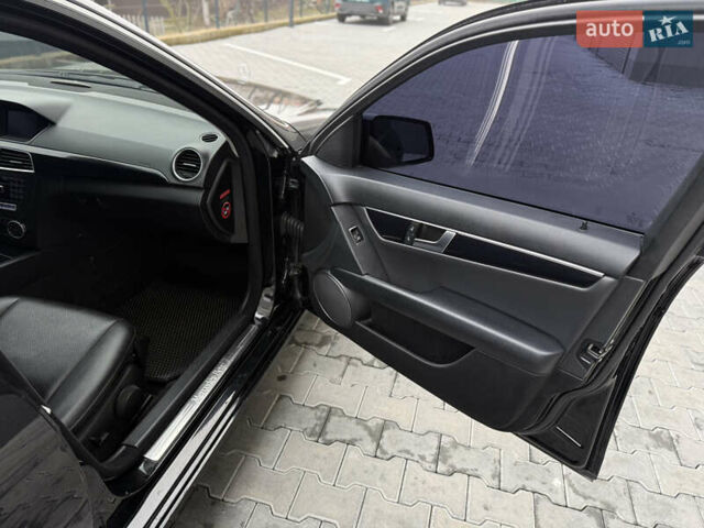 Черный Мерседес Ц-Класс, объемом двигателя 2.15 л и пробегом 261 тыс. км за 9199 $, фото 21 на Automoto.ua