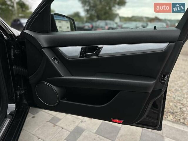 Черный Мерседес Ц-Класс, объемом двигателя 2.2 л и пробегом 245 тыс. км за 10200 $, фото 3 на Automoto.ua