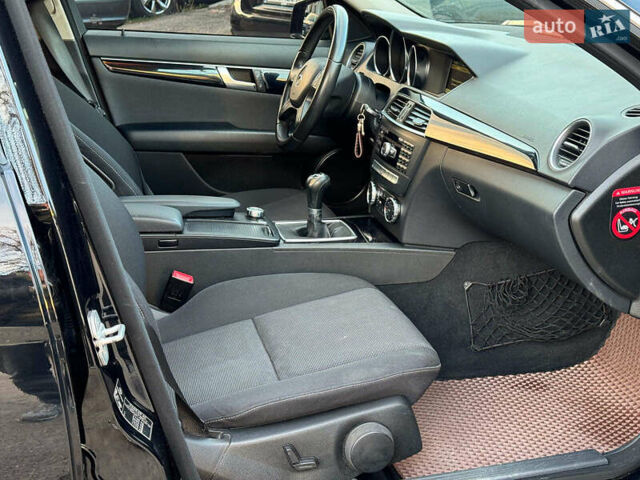 Чорний Мерседес Ц-Клас, об'ємом двигуна 2.2 л та пробігом 240 тис. км за 10000 $, фото 22 на Automoto.ua