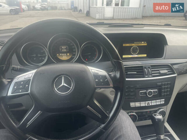 Черный Мерседес Ц-Класс, объемом двигателя 2.2 л и пробегом 315 тыс. км за 9450 $, фото 7 на Automoto.ua