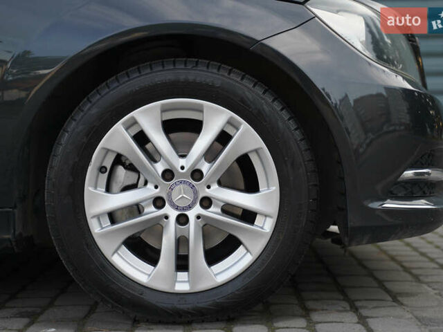 Черный Мерседес Ц-Класс, объемом двигателя 2.2 л и пробегом 357 тыс. км за 11250 $, фото 45 на Automoto.ua