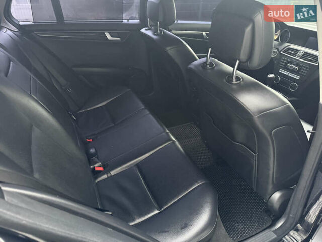 Черный Мерседес Ц-Класс, объемом двигателя 2.15 л и пробегом 261 тыс. км за 9199 $, фото 18 на Automoto.ua