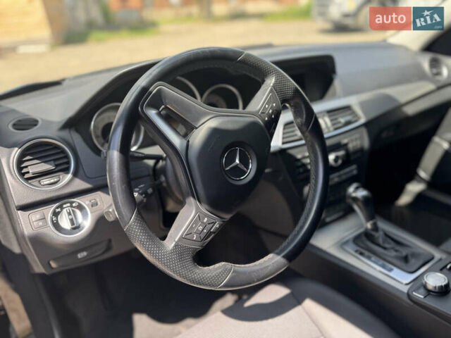 Черный Мерседес Ц-Класс, объемом двигателя 2.2 л и пробегом 289 тыс. км за 9900 $, фото 30 на Automoto.ua