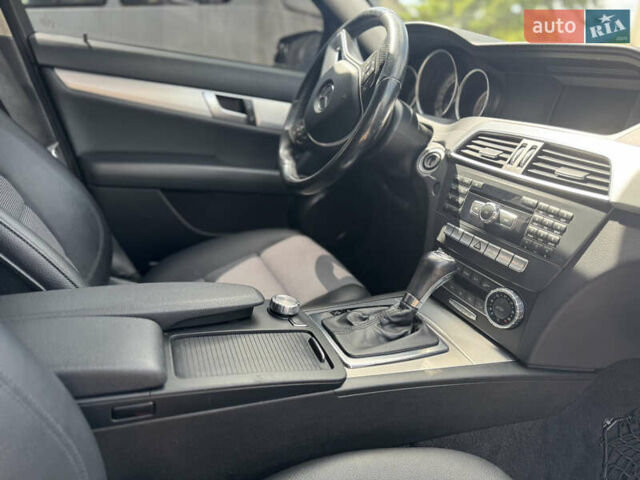 Черный Мерседес Ц-Класс, объемом двигателя 2.2 л и пробегом 289 тыс. км за 9900 $, фото 49 на Automoto.ua