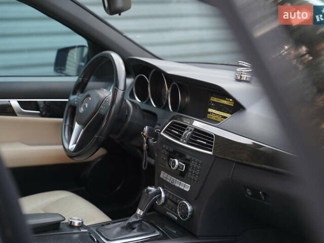 Черный Мерседес Ц-Класс, объемом двигателя 2.2 л и пробегом 357 тыс. км за 11250 $, фото 21 на Automoto.ua