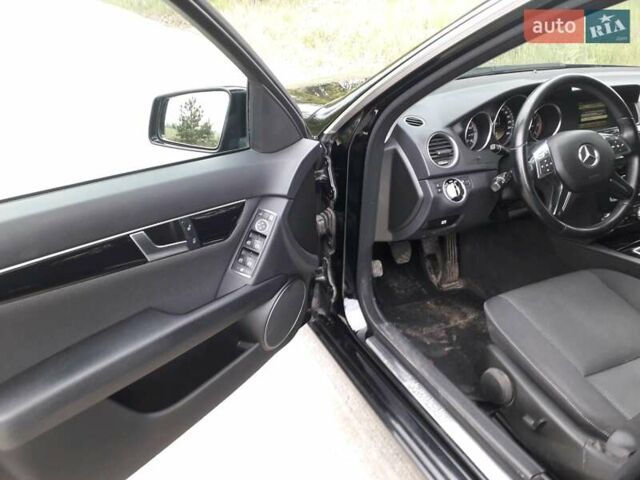 Черный Мерседес Ц-Класс, объемом двигателя 2.2 л и пробегом 325 тыс. км за 9500 $, фото 1 на Automoto.ua