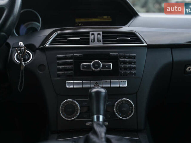 Черный Мерседес Ц-Класс, объемом двигателя 2.2 л и пробегом 357 тыс. км за 11250 $, фото 27 на Automoto.ua