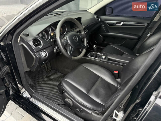 Черный Мерседес Ц-Класс, объемом двигателя 2.15 л и пробегом 261 тыс. км за 9199 $, фото 13 на Automoto.ua